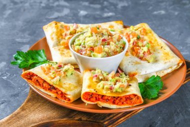 Geleneksel Meksika yemeği - sıkı. Mısır pasta kıyma, biber, soğan, sarımsak, kekik, zira ve guacomole avokado sos ile.