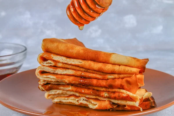 Panqueques tradicionales ucranianos o rusos. Shrovetide Maslenitsa. Platos tradicionales en las vacaciones Carnaval Maslenitsa Shrovetide . — Foto de Stock