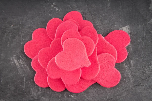Rosa hjärtan på en grå bakgrund. Symbolen för dagen för älskare. Alla hjärtans dag. Begreppet 14 februari. — Stockfoto