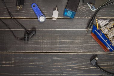 Elektronik cihazlar ve koyu ahşap arka plan öğeleri. PLA