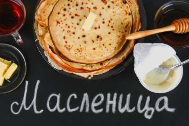 Rusça bir kara tahta üzerinde yazıt: Maslenitsa. Geleneksel Ukrayna veya Rusça krep. Karnaval Maslenitsa Shrovetide tatile geleneksel yemekleri.