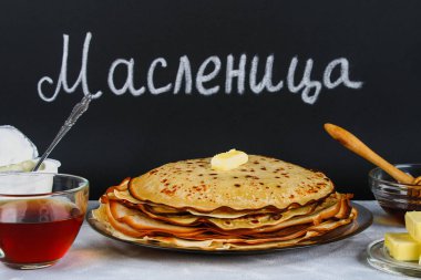 Rusça bir kara tahta üzerinde yazıt: Maslenitsa. Geleneksel Ukrayna veya Rusça krep. Karnaval Maslenitsa Shrovetide tatile geleneksel yemekleri.