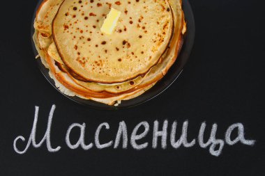 Rusça bir kara tahta üzerinde yazıt: Maslenitsa. Geleneksel Ukrayna veya Rusça krep. Karnaval Maslenitsa Shrovetide tatile geleneksel yemekleri.