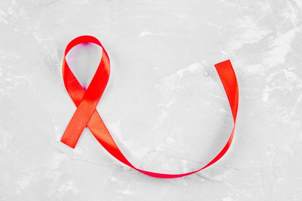 Dünya Yardım Günü konsepti için kırmızı kurdele farkındalığı.