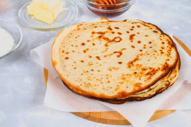 Geleneksel Ukrayna veya Rusça krep. Shrovetide Maslenitsa. Karnaval Maslenitsa Shrovetide tatile geleneksel yemekleri.
