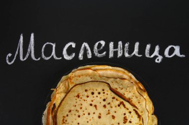 Rusça bir kara tahta üzerinde yazıt: Maslenitsa. Geleneksel Ukrayna veya Rusça krep. Karnaval Maslenitsa Shrovetide tatile geleneksel yemekleri.