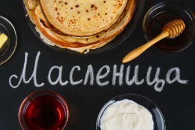 Rusça bir kara tahta üzerinde yazıt: Maslenitsa. Geleneksel Ukrayna veya Rusça krep. Karnaval Maslenitsa Shrovetide tatile geleneksel yemekleri.