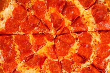 Biberli sosis, Pizza domates sosu ve mozzarella peyniri.