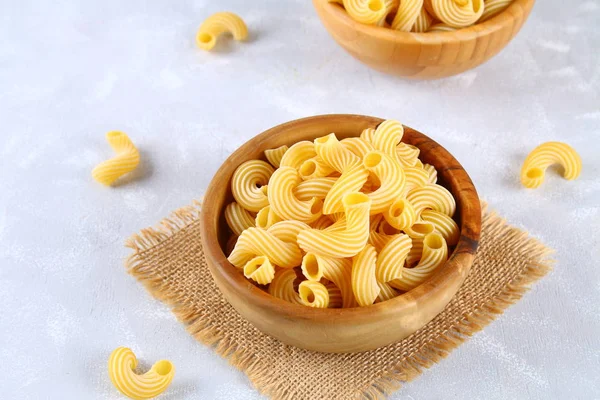 Pasta cruda Cavatappi o Cellentani en una mesa gris . — Foto de Stock