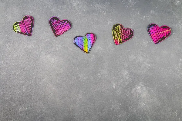 Corazones de color rosa violeta negro caseros sobre un fondo de hormigón gris. El concepto del Día de San Valentín. Un símbolo de amor . — Foto de Stock
