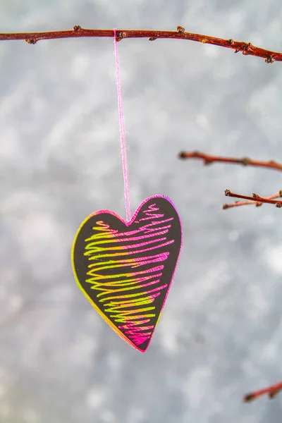Los corazones de color rosa-negro cuelgan de las ramas sobre un fondo de hormigón gris. Árbol de amor. El concepto del Día de San Valentín. Un símbolo de amor . — Foto de Stock