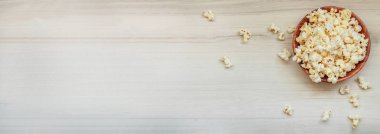 Ahşap bir masa üzerinde tuzlu patlamış mısır. Web sitesi için banner reklam.