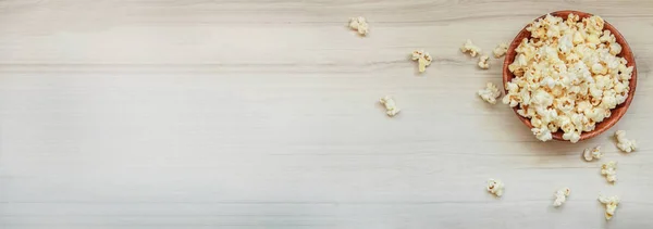 Соленый попкорн на деревянном столе. Баннер для сайта, реклама . — стоковое фото