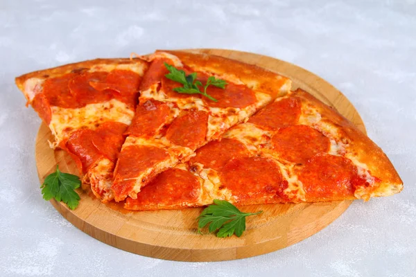 Pizza z kiełbasą pepperoni, ser mozzarella i sos pomidorowy. — Zdjęcie stockowe