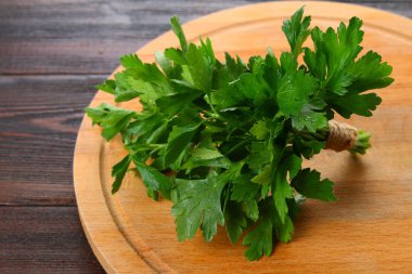 Ahşap masa, seçici odak üzerinde taze yeşil maydanoz.