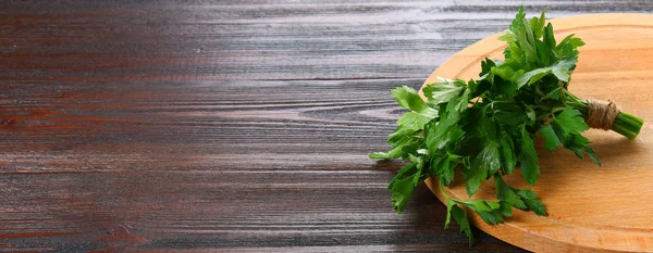 Fresh green parsley on the wooden table, selective focus. Banner — Stock Photo, Image