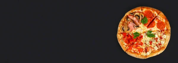 Πίτσα με πεπερόνι, Ασπρομανίταρα, ντομάτα και τυρί. Τέσσερις γεύσεις σε μία πίτσα. μαύρο πίνακα κιμωλίας. Πανό. — Φωτογραφία Αρχείου