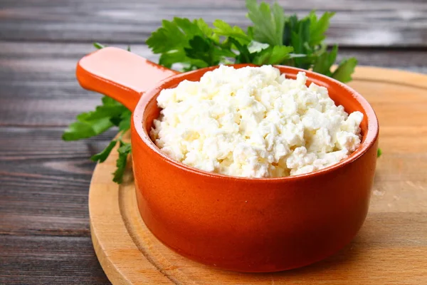 Casa fiocchi di latte in una ciotola su un tavolo di legno . — Foto Stock