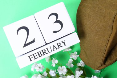 Beyaz ahşap sonsuz takvim tarihini taşıyan 23 Şubat 
