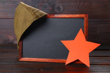 Kara tahta boş alanı, askeri kap ve bir ahşap üzerine Kızıl Yıldız