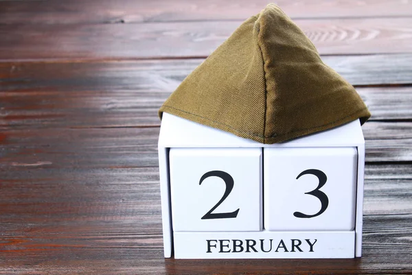 Beyaz ahşap sonsuz takvim tarihini taşıyan 23 Şubat 