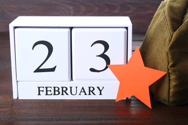 Calendario perpetuo de madera blanca con la fecha del 23 de febrero en —  Fotos de Stock