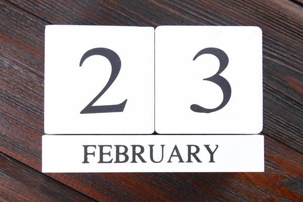 Białe drewniane wiecznego kalendarza z datą 23 lutego na — Zdjęcie stockowe