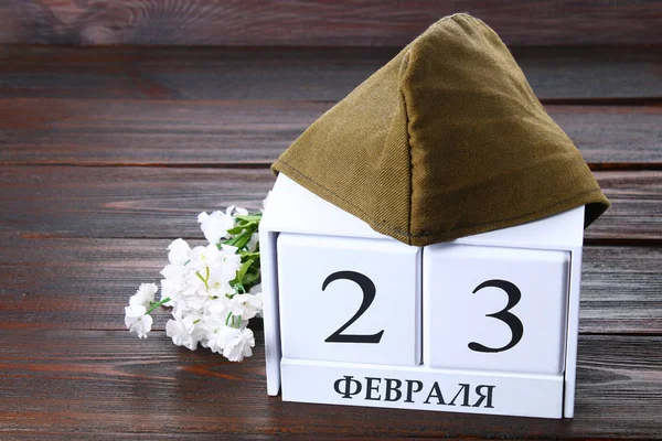 Rus metin ile beyaz takvim: 23 Şubat. Tatil vatan koruyucusu günüdür.