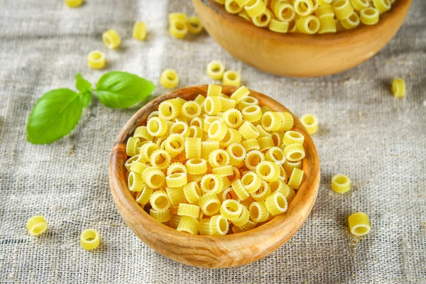 Maccheroni piccanti. Anelli di pasta. Tubettini e ditali. Anellini . — Foto Stock