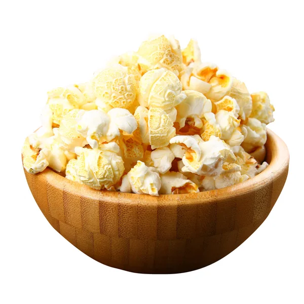Solené popcorn v dřevěné misce izolovaných na bílém pozadí. — Stock fotografie