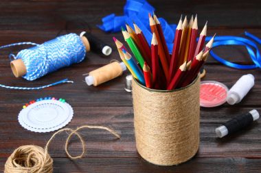 Banka kalpleri ile kalemler için ahşap bir sekmede dize ile sarılmış