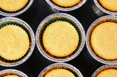 Ahşap bir masa üzerinde hazır pişmiş kek.