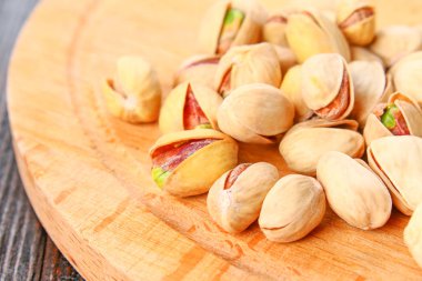 Çanak ile tarafında daha fazla fıstık fıstık dolu.