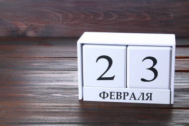 Rus metin ile beyaz takvim: 23 Şubat. Tatil vatan koruyucusu günüdür.