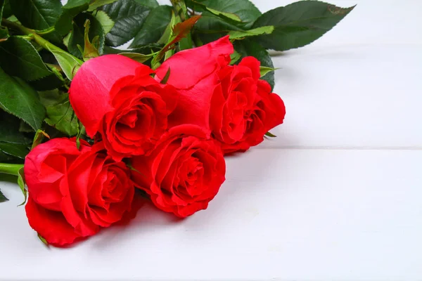 Roze rozen op een witte houten tafel. Ruimte voor tekst kopiëren. Sjabloon voor 8 maart, Mother's Day, Valentijnsdag. — Stockfoto