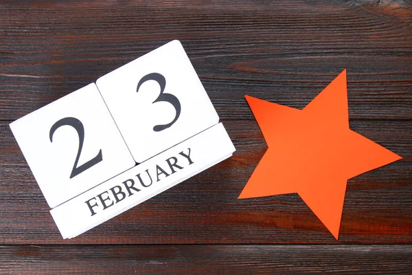 Białe drewniane wiecznego kalendarza z datą 23 lutego na — Zdjęcie stockowe