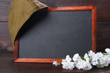 Kara tahta boş alanı, askeri kap ve bir ahşap üzerine Kızıl Yıldız