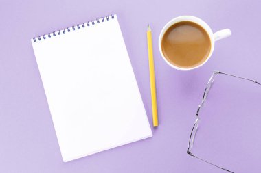 Üstten Görünüm görüntüsü açık defter ile boş sayfaları ve mavi arka plan, eklemek için hazır veya sahte kadar kahve. Natürmort, iş, ofis, banka donatımı veya eğitim kavramı.