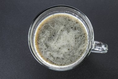 Kömür latte. Siyah kapuçino. Sade kahve ile aktif karbon.