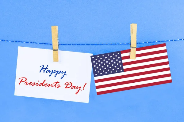 Το κείμενο ευτυχισμένη Προέδρων ημέρα και μια σημαία των Ηνωμένων Πολιτειών. — Φωτογραφία Αρχείου