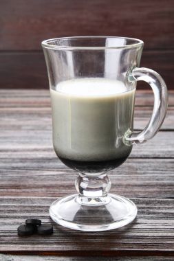 Kömür latte. Siyah kapuçino. Sade kahve ile aktif karbon.