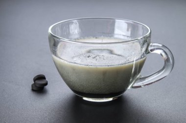 Kömür latte. Siyah kapuçino. Sade kahve ile aktif karbon.