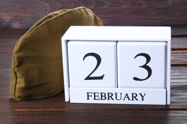 Beyaz ahşap sonsuz takvim tarihini taşıyan 23 Şubat 