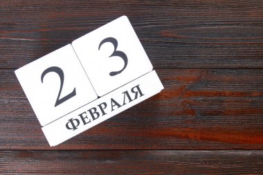 Rus metin ile beyaz takvim: 23 Şubat. Tatil vatan koruyucusu günüdür.
