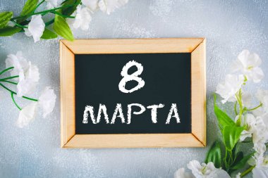 Metin Rusça: 8 Mart. Siyah chalkboard ve beyaz çiçekler. Dünya Kadınlar Günü.