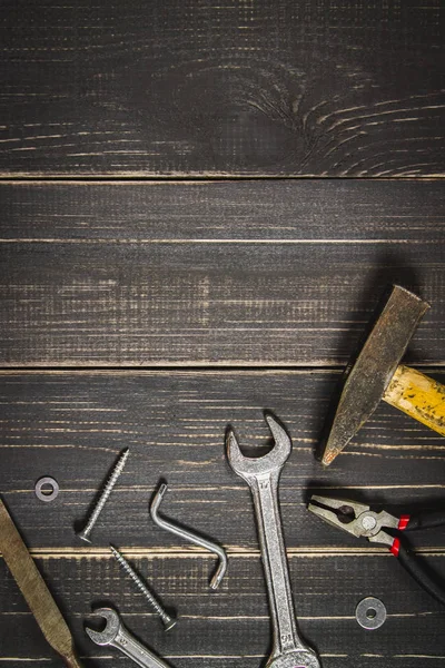 Herramientas de carpintería sobre una mesa de madera oscura. Lugar para el texto. Un conc —  Fotos de Stock