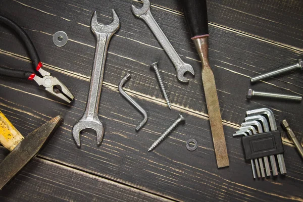 Schrijnwerkerij tools op een donkere houten tafel. Plek voor de tekst. Een conc — Stockfoto