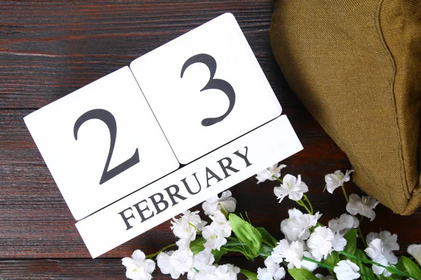 Beyaz ahşap sonsuz takvim tarihini taşıyan 23 Şubat 
