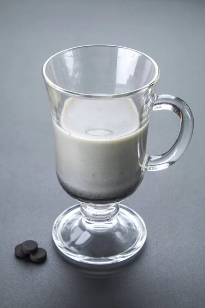 Kohle-Latte. schwarzer Cappuccino. schwarzer Kaffee mit Aktivkohle. — Stockfoto