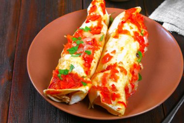 Ev yapımı tavuk enchiladas tabak ahşap masa üzerinde. Üstten Görünüm.